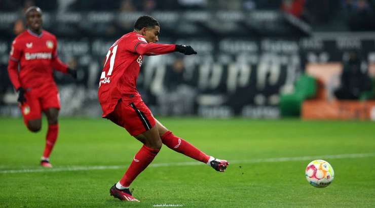 Bóng đã đi vào lưới! Adam Hlozek thực hiện một đường chọc khe chuẩn xác cho Amine Adli (Bayer Leverkusen) và cầu thủ này bứt tốc vào vòng cấm để tung một cú sút tuyệt đẹp vào góc dưới bên trái. Tỉ số đã được thay đổi thành 0:2.