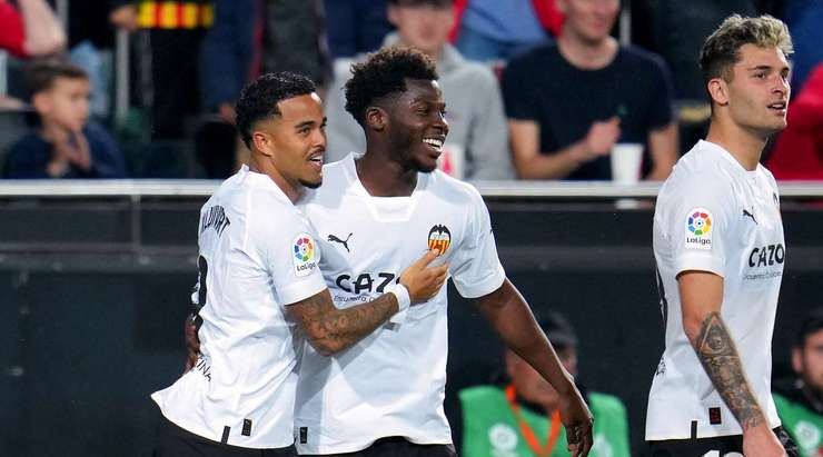 Vào! Samuel Lino Justin Kluivert (Valencia), người cho thấy quyết tâm tuyệt vời để đón bóng trước một vài hậu vệ và từ trong vòng cấm anh ấy tung cú sút vào bên phải mành lưới! Một pha dứt điểm tuyệt vời - 1:0.