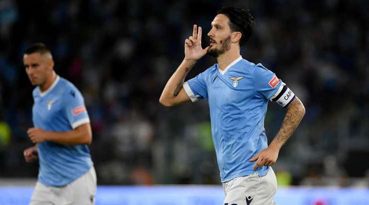 Luis Alberto (Lazio) xâm nhập vòng cấm trước khi nhận một đường chuyền tuyệt vời của đồng đội và tung một cú sút chuẩn xác để đánh bại thủ môn. Quả bóng bay vào góc thấp bên trái khung thành.