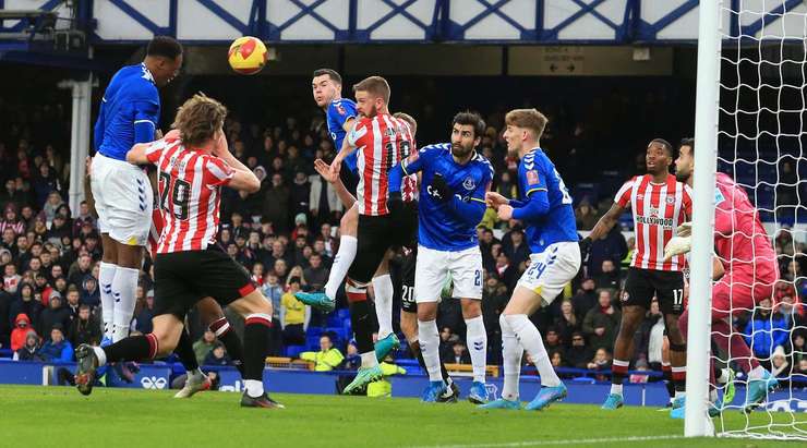 Yerry Mina (Everton) bật cao hơn các hậu vệ đối phương trong vòng 5m50 để đón quả phạt góc và ghi bàn với một cú đánh đầu rất tốt vào góc cao bên phải. Thủ môn đã không kịp phản ứng trong tình huống vừa rồi. Tỉ số bây giờ là 1:0.