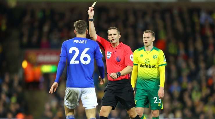 Có vẻ Dennis Praet (Leicester) đang hỏi xin trọng tài một chiếc thẻ vàng và anh đã được toại nguyện.