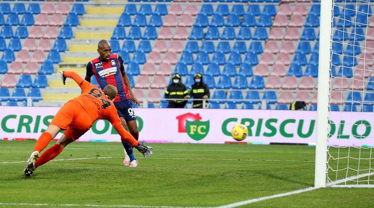 Vào! Pedro Pereira kiến tạo cho Eduardo Henrique (Crotone) người đệm bóng vào lưới trống. Anh ấy thay đổi tỉ số thành 3:1.