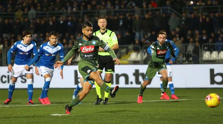 Vào! Jesse Joronen đã chạm được những đầu ngón tay vào bóng sau cú sút của Lorenzo Insigne (Napoli), nhưng chừng đó thôi không đủ ngăn trái bóng đi vào góc thấp bên trái khung thành.