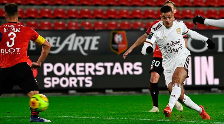 Vào! Từ ngoài vòng cấm địa, Hatem Ben Arfa (Bordeaux) kiểm soát gọn gàng một đường chuyền chính xác từ Samuel Kalu. Anh quan sát nhanh và tung một cú sút không thể cản phá đi thẳng vào góc thấp bên phải khung thành. Tỉ số là 0:1.