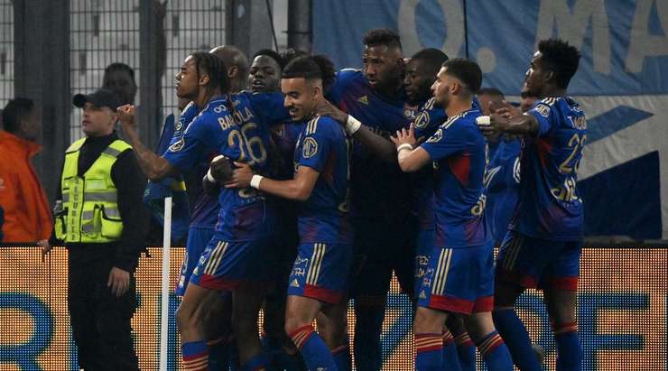 Pha dứt điểm đầu tiên của Moussa Dembele bị cản phá, nhưng từ giữa vòng cấm, Castello Lukeba (Lyon) tung một cú sút bồi vào góc thấp bên trái cầu môn. Cú sút đã thay đổi tỉ số thành 0:1.