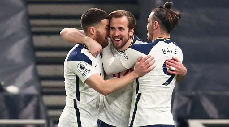 3:1. Harry Kane (Tottenham) đón một đường chuyền tại rìa khu cấm địa và ngay lập tức tung cú sút một chạm tuyệt vời bay vào góc trái phía trên mành lưới. Một pha dứt điểm xuất sắc! Guaita cố gắng ngăn chặn nó, nhưng không có cơ hội cho anh ấy. Kiến tạo bởi Matt Doherty.