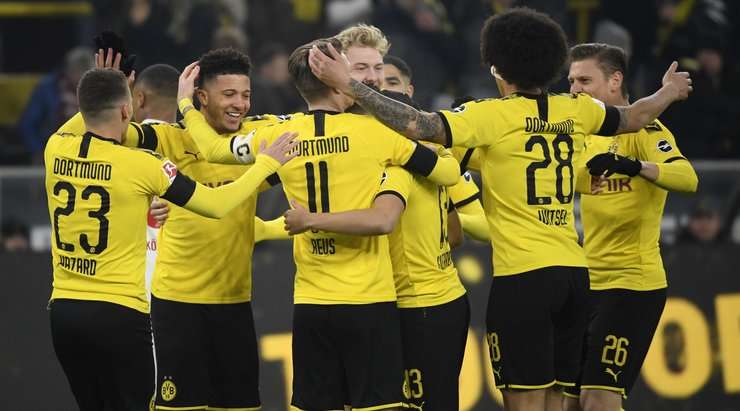 Vào! Jadon Sancho kiến tạo cho Raphael Guerreiro (Dortmund) một đường chuyền tốt trong vòng cấm. Nó cho phép anh ấy dứt điểm với một cú sút chìm vào ngay giữa khung thành. 1:0.