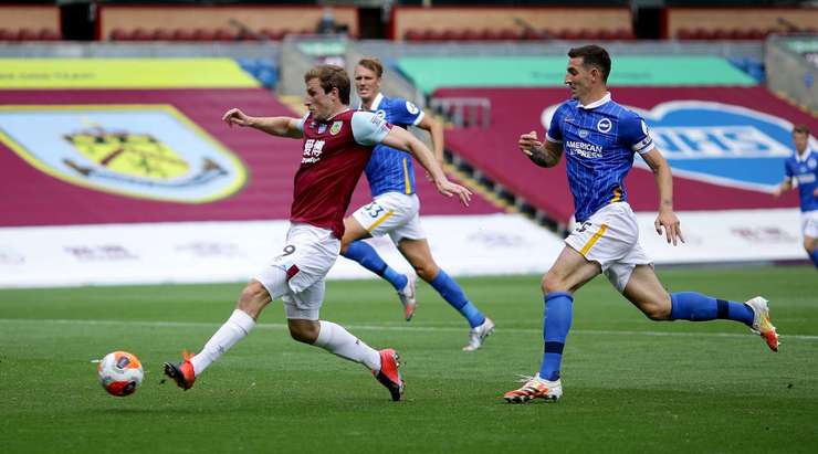 Chris Wood (Burnley) đón được quả tạt và dứt điểm trong vòng cấm, cú sút chìm của anh đã đưa bóng vào góc thấp bên phải khung thành!