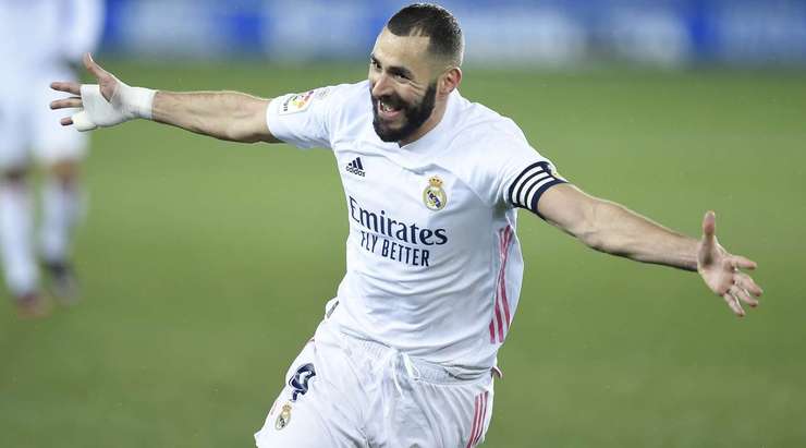Karim Benzema (Real Madrid) nhận đường chuyền từ đồng đội và anh không hề do dự tung một cú sút không thể cản phá vào góc cao bên trái khung thành.