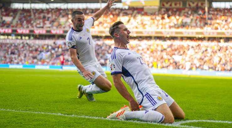 Kenny McLean (Scotland) ghi bàn! Kenny McLean (Scotland) được kiến tạo bởi Lyndon Dykes và anh ấy đã cho thấy sự bình tĩnh tuyệt vời trong vòng cấm để sút vào góc phải phía dưới. 1:2.