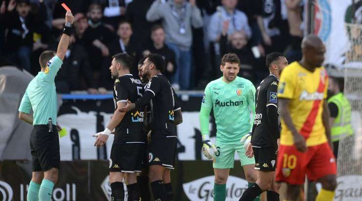 Có vẻ như Mohamed-Ali Cho (Angers) quên là mình đã nhận sẵn một thẻ vàng trước đó, và anh rất bất ngờ khi nhìn thấy tấm thẻ vàng thứ hai trên tay trọng tài!