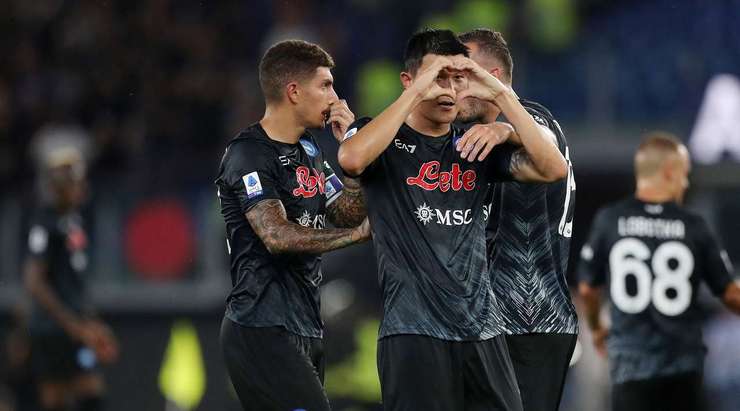 Min-Jae Kim (Napoli) bật cao để đón quả phạt góc hoàn hảo vào sâu bên trong vòng cấm và dứt điểm với một cú đánh đầu dũng mãnh, hạ gục thủ môn đối phương! Cú đánh đầu của anh đập cột dọc vào lưới.