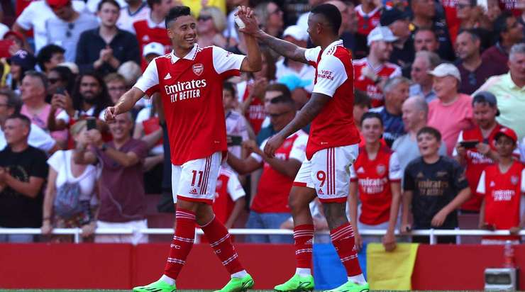 Vào! Gabriel Martinelli (Arsenal) đã không do dự tung cú sút ngay ngoài vòng cấm. Đó là một cú sút căng tuyệt đẹp vào góc thấp bên phải khung thành, đánh bại thủ môn đối phương.