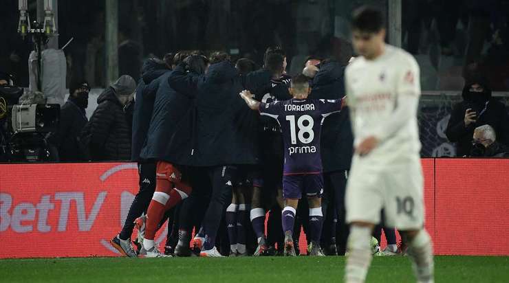 Một pha bóng tinh tế của Riccardo Saponara (Fiorentina), anh nhận một đường chuyền chuẩn xác và và sút một chạm từ rìa vòng cấm vào góc cao bên phải khung thành!