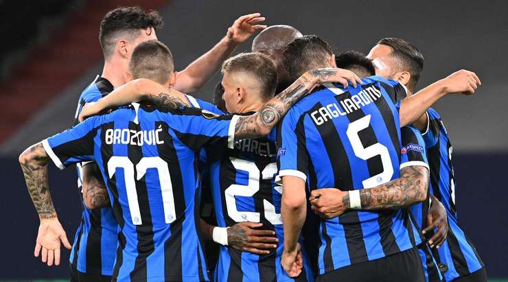 Romelu Lukaku (Inter) tìm thấy khoảng trống bên trong vòng cấm để đón một quả tạt tuyệt đẹp và tung một cú sút chìm chính xác đưa bóng vào góc phải phía dưới khung thành.
