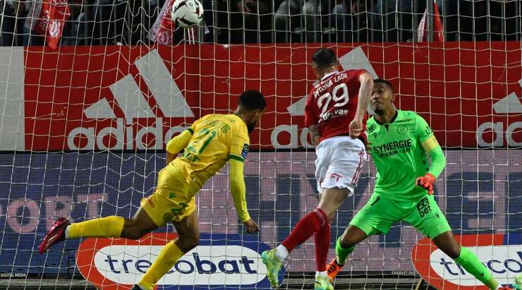 Mathias Pereira Lage (Brest) ghi bàn từ một vị trí rất khó. Anh ấy bật cao để đánh đầu sau một quả tạt, đưa bóng vượt qua tầm với của thủ môn vào lưới.