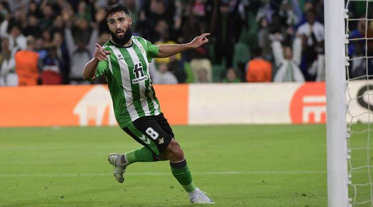 Vào! Borja Iglesias thể hiện nhãn quan tuyệt vời của mình với đường chuyền sắc sảo cho Nabil Fekir (Betis). Cầu thủ này cũng chứng tỏ bản lĩnh của một sát thủ vòng cấm và dứt điểm gọn gàng từ cự ly gần vào lưới. Tỉ số là 3:0.