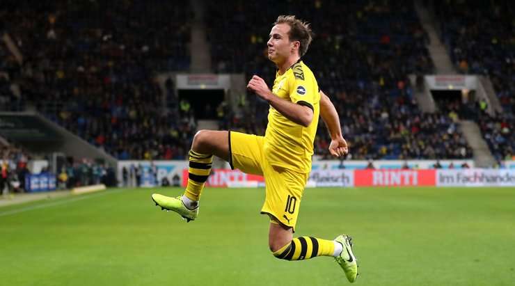 Vào! Mario Gotze (Dortmund) nhận một đường chuyền ngắn rất vừa tầm từ Achraf Hakimi ở một vị trí bên trong vòng cấm, anh lách người và tung một cú sút chìm không thể cản phá về chính giữa khung thành. Bóng đã nằm gọn trong lưới, tỉ số là 0:1.
