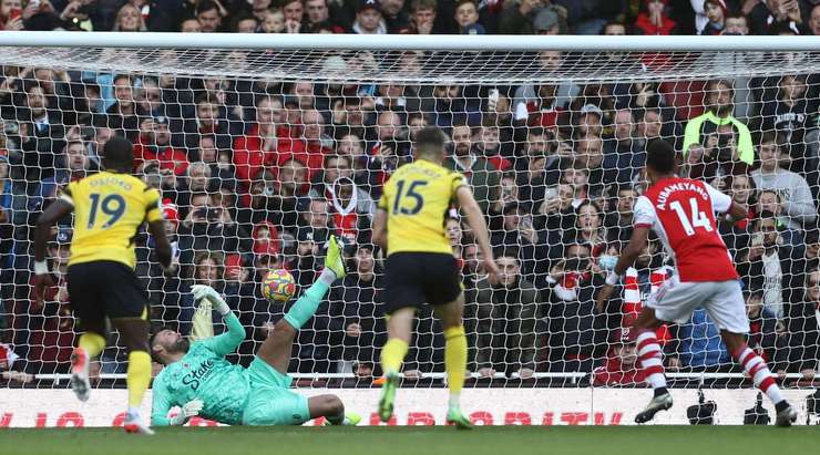 Pierre-Emerick Aubameyang (Arsenal) được trao một cơ hội tuyệt vời để ghi bàn từ chấm phạt đền. Anh sút vào góc thấp bên trái, nhưng Ben Foster đã đổ người rất nhanh để cản phá cú sút.