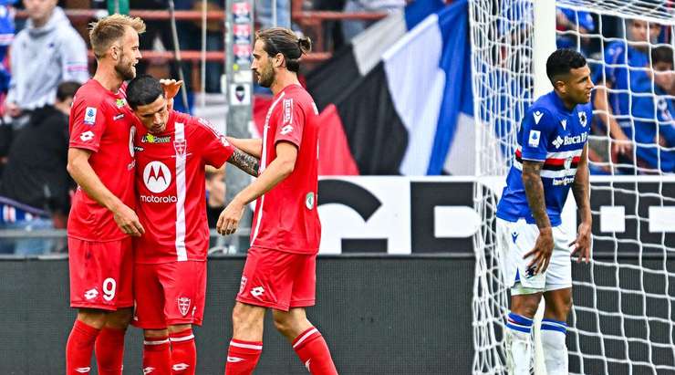 Vào - 0:3! Stefano Sensi (Monza) thử vận may của mình từ rìa vòng cấm và ghi bàn với một cú sút chính xác đi vào phía trong cột dọc bên phải. Samuele Birindelli kiến tạo thành bàn.