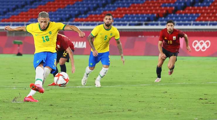 Richarlison (Brazil) đá hỏng quả phạt đền! Pha dứt điểm thiếu chính xác của anh đã đi vọt xà ngang rất xa.