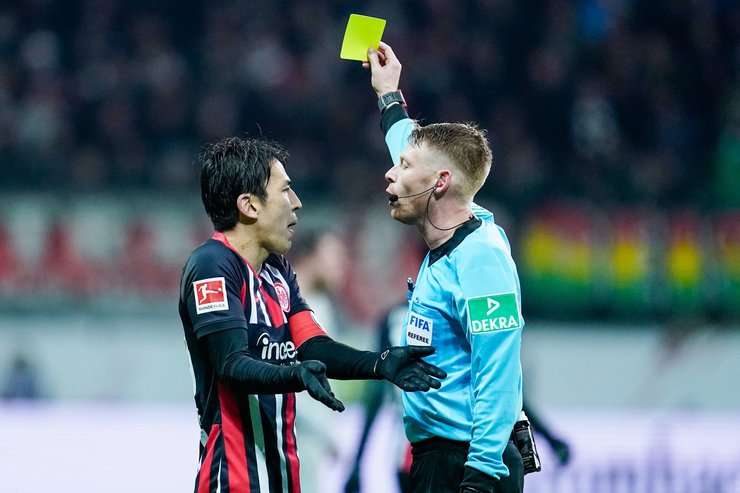 Makoto Hasebe (Eintracht Frankfurt) bị phạt thẻ vàng vì một hành vi phạm luật.