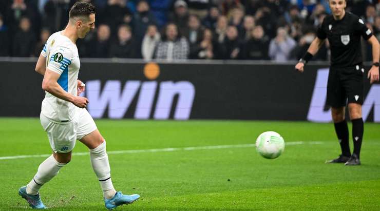 Vào! Arkadiusz Milik (Marseille) sút bóng vào chính giữa khung thành, vượt qua tầm với của thủ môn Heinz Lindner đã lỡ trớn.