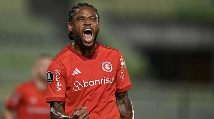 Vào! Luiz Adriano (Internacional) chớp cơ hội sau một tình huống bóng bật ra trong vòng cấm và đánh bại thủ môn với một cú sút vào mé trong cột dọc bên trái. Tỉ số đã được nâng lên: 0:2.