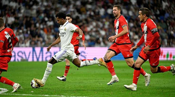 Rodrygo (Real Madrid) nhận một đường chuyền đẹp mắt từ đồng đội và tung cú sút chìm, đưa bóng vào góc thấp bên phải khung thành trong sự bất lực của thủ môn.