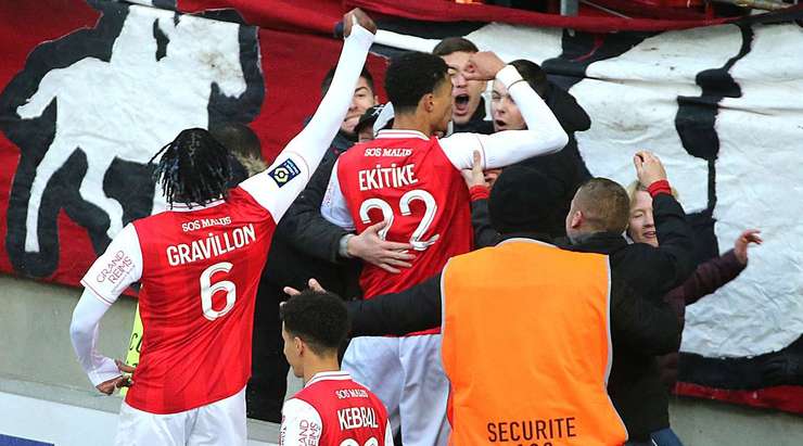 Hugo Ekitike (Reims) tiến lên và tự tin thực hiện quả phạt đền, đưa bóng vào góc trái phía dưới.