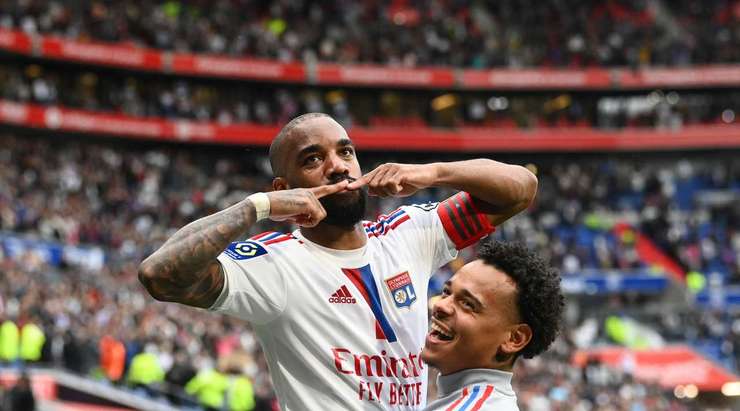 Vào! Alexandre Lacazette (Lyon) sút bóng vào góc cao bên phải khung thành, vượt qua tầm với của Benjamin Lecomte dù thủ môn đã đổ người hết cỡ.