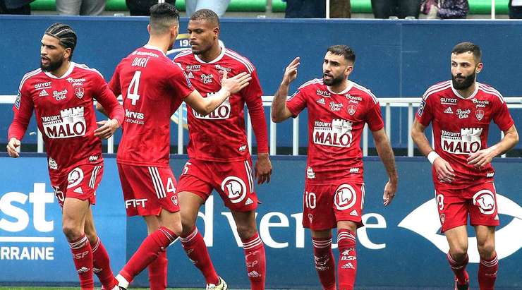 Vào! Gauthier Gallon đã chạm được những đầu ngón tay vào bóng sau cú sút của Romain Del Castillo (Brest), nhưng chừng đó thôi không đủ ngăn trái bóng đi vào góc thấp bên trái khung thành.
