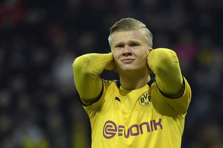 Markus Schmidt liếc nhìn đồng hồ và rất nhanh thổi còi kết thúc trận đấu.