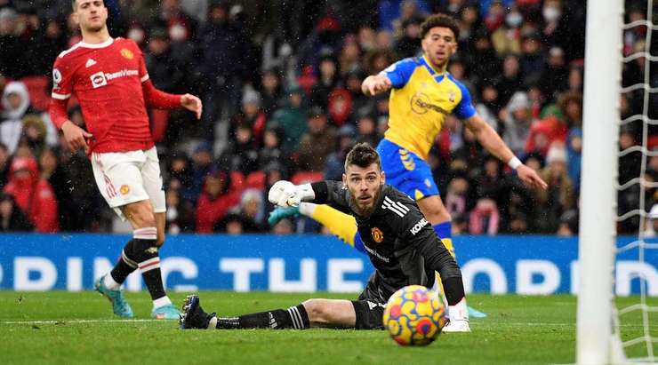 Che Adams (Southampton) ghi bàn! Anh ấy đón một đường chuyền của đồng đội và tung một cú sút hoàn hảo từ rìa vòng cấm, đi vào góc thấp bên phải khung thành, vượt quá tầm với của thủ môn.