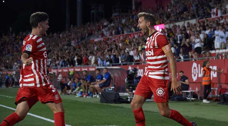 Vào! Cristhian Stuani (Girona) nhận bóng trong vòng cấm ở một vị trí rất thuận lợi và dứt điểm. Cú sút của anh đổi hướng khi chạm vào một cầu thủ đối phương, khiến thủ môn David Soria bó tay. Tỉ số đã được nâng lên 1:0.