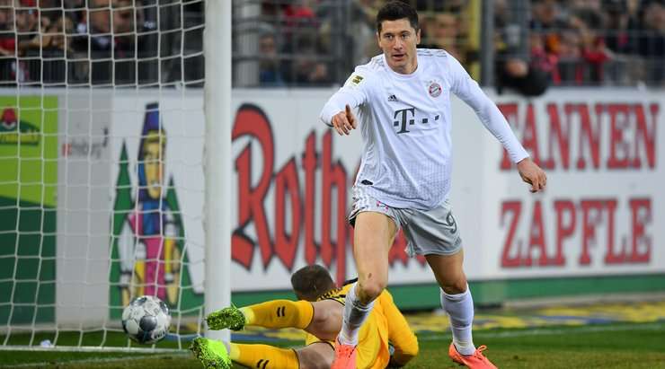 Robert Lewandowski (Bayern Munich) đón đường căng ngang hoàn hảo vào sâu bên trong vòng cấm từ Alphonso Davies và khống chế bóng một cách tinh tế. Tiếp theo, anh tung một cú sút căng vào ngay giữa khung thành, nâng tỉ số lên: 0:1.