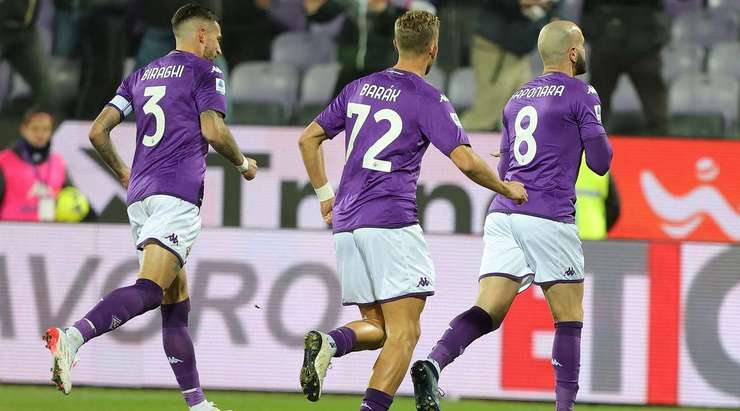 Riccardo Saponara (Fiorentina) tìm thấy khoảng trống ở sâu bên trong vòng cấm để tung một cú vô-lê vào lưới, khiến thủ môn phải bó tay! Một bàn thắng tuyệt vời!
