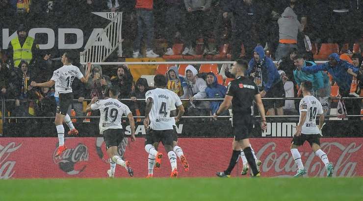 Andre Almeida (Valencia) đặt bóng chuẩn bị cho quả đá phạt từ cự ly 21 mét. Anh ấy tung một cú sút xoáy hiểm hóc vào góc trái phía trên. Một bàn thắng tuyệt đẹp!
