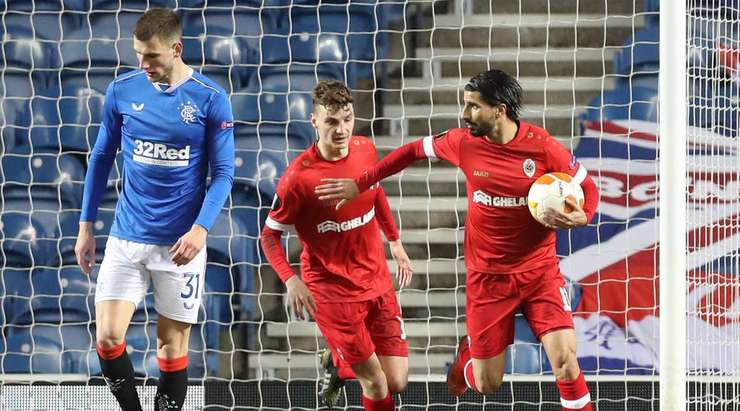Bóng đã nằm trong lưới! Jordan Lukaku chuyền bóng như đặt cho Lior Refaelov (FC Antwerp) để cầu thủ này thoát xuống một vị trí rất sâu trong vòng cấm và đánh bại thủ môn một cách gọn gàng. 1:1!