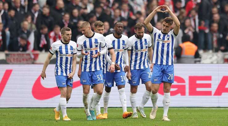 Marc Oliver Kempf (Hertha Berlin) rất nỗ lực di chuyển để nhận bóng và dứt điểm với một cú đánh đầu dũng mãnh. Fabian Bredlow đã không thể làm gì với cú đánh đầu quá hiểm hóc vào góc trái cầu môn, bóng đập cột dọc vào lưới. Tỉ số là 1:0.