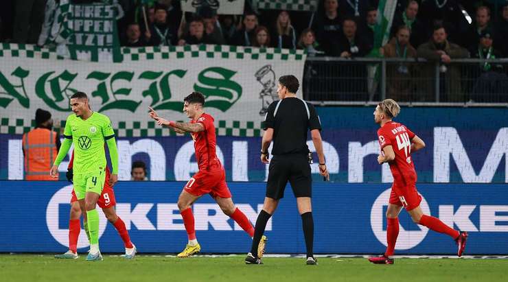 Vào! Xaver Schlager dọn cỗ cho Dominik Szoboszlai (RB Leipzig) tại rìa vòng cấm người sút bóng vào bên trái khung thành. 0:3.
