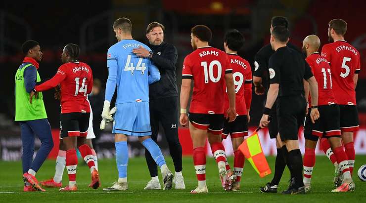 Andy Madley liếc nhìn đồng hồ và rất nhanh thổi còi kết thúc trận đấu.