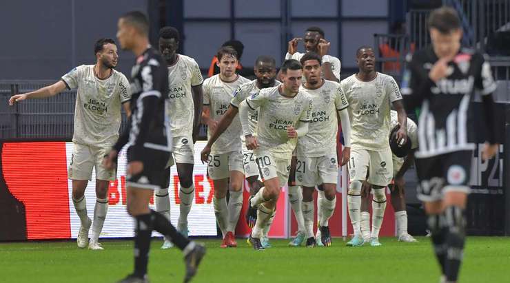 Enzo Le Fee (Lorient) nhận một đường chuyền tốt và sút bóng mạnh từ cự ly tầm trung về phía góc cao bên trái khung thành, không cho thủ môn cơ hội nào.