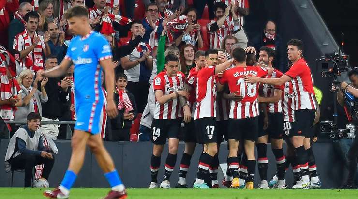 Bóng đã nằm trong lưới! Đó là một bàn phản lưới nhà của Mario Hermoso (Atl. Madrid).