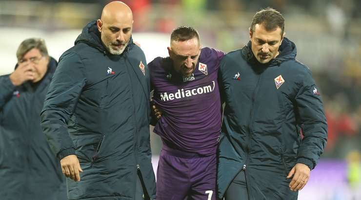 Franck Ribery (Fiorentina) đang yêu cầu trợ giúp y tế và trọng tài đã cho dừng trận đấu để các bác sĩ vào sân.