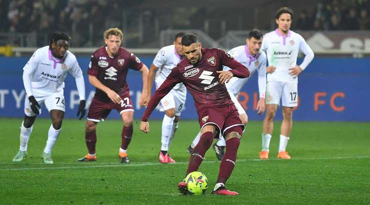 Vào! Antonio Sanabria (Torino) giành chiến thắng trên chấm phạt đền bằng một cú sút không thể cản phá, vượt qua tầm với của thủ môn Marco Carnesecchi vào góc thấp bên trái.