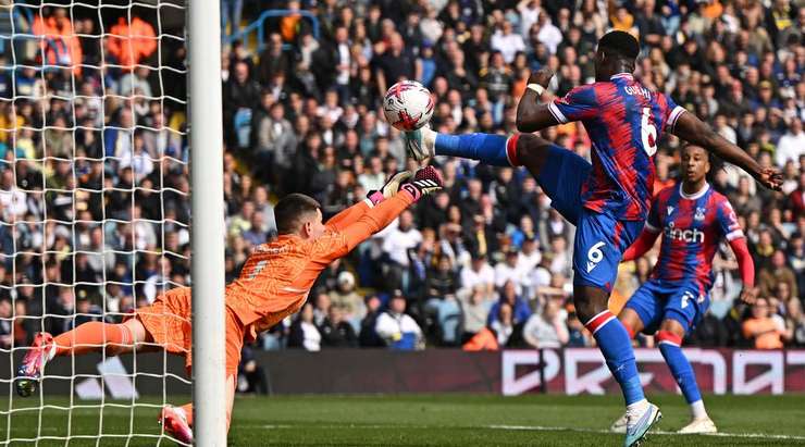 VÀO! Jeffrey Schlupp nhảy cao để đón quả đá phạt trước đó và đánh đầu vào hướng di chuyển của Marc Guehi (Crystal Palace), người không bị ai kèm trong vòng cấm và sút bóng vào lưới. Tỉ số là 1:1.