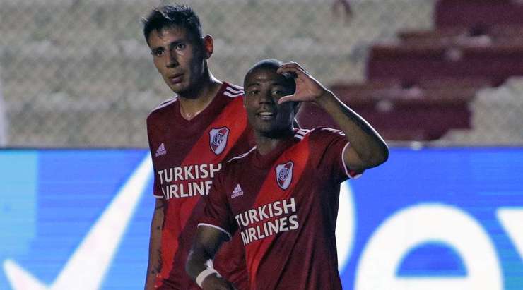 Diego Nicolas De La Cruz Arcosa (River Plate) nhận đường chuyền từ đồng đội và anh không hề do dự tung một cú sút không thể cản phá vào góc cao bên phải khung thành.