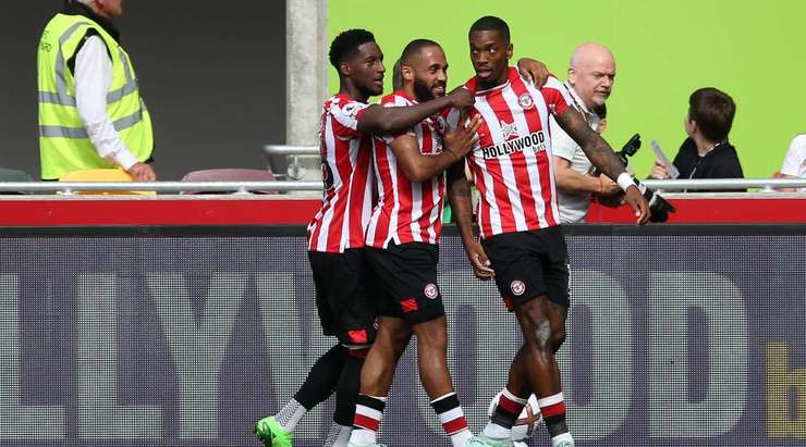 VÀO! Đó là một cú sút phạt đền hoàn hảo của Ivan Toney (Brentford) về phía bên phải khung thành, không có một chút cơ hội nào cho thủ môn Illan Meslier để cản phá!