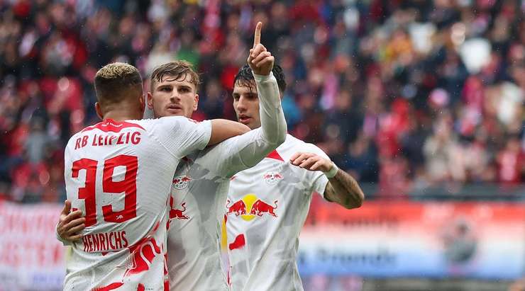 Tỉ số là 2:1! Benjamin Henrichs chuyền bóng cho Timo Werner (RB Leipzig) trong vòng cấm, người không bị ai kèm và sút bóng vào góc trái phía dưới.